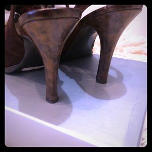 Tortoise heel, brown suede peep toes.